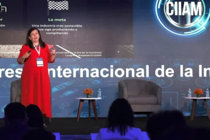 Gema Sacristan, socia líder de sostenibilidad y cambio climático de Deloitte Spanish-Latam, durante su conferencia sobre la revolución verde y la sostenibilidad automotriz.