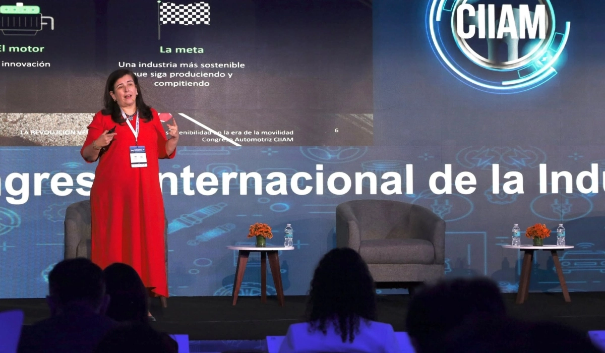 Gema Sacristan, socia líder de sostenibilidad y cambio climático de Deloitte Spanish-Latam, durante su conferencia sobre la revolución verde y la sostenibilidad automotriz.