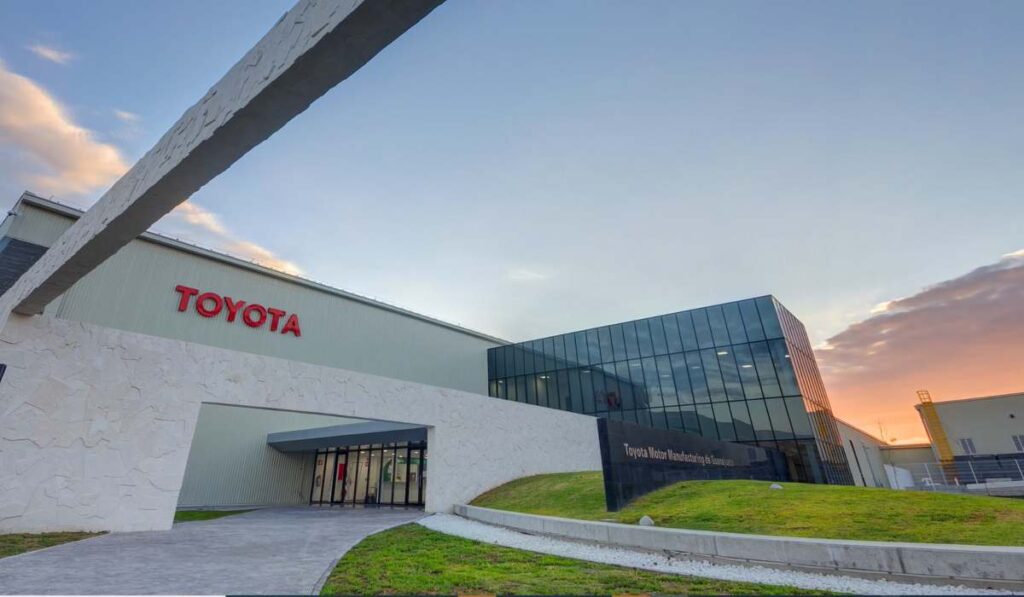 Fachada exterior moderna de la planta Toyota Motor Manufacturing Guanajuato en Apaseo el Grande al atardecer.