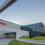 Fachada exterior moderna de la planta Toyota Motor Manufacturing Guanajuato en Apaseo el Grande al atardecer.
