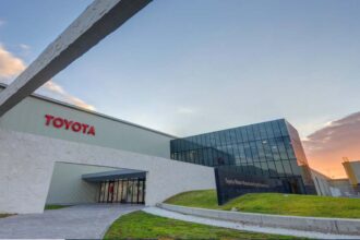 Fachada exterior moderna de la planta Toyota Motor Manufacturing Guanajuato en Apaseo el Grande al atardecer.