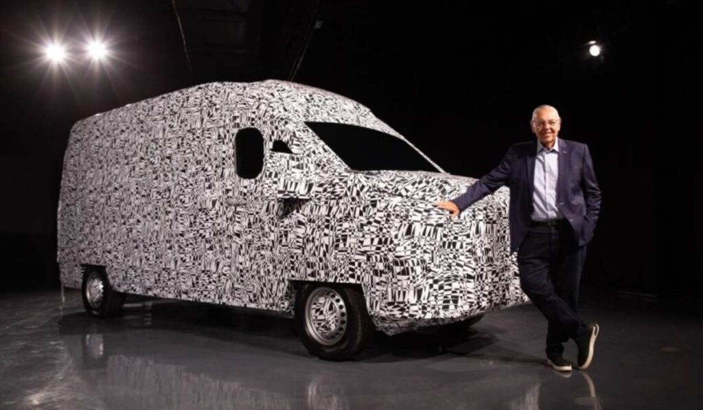 Ejecutivo apoyado sobre una van de carga camuflada durante la presentación de la alianza entre Volkswagen Camiones y Buses y SAIC Motor.