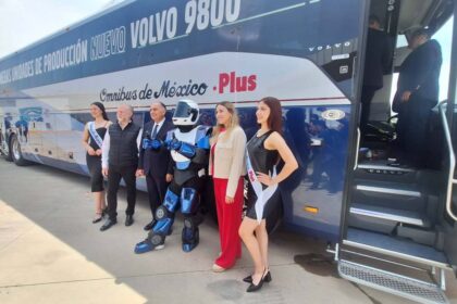 Rafael Kisel, Benjamín Galván y Virginia Olalde posando junto al nuevo autobús Volvo 9800 de Ómnibus de México y un bot caracterizado en la planta de Tultitlán.