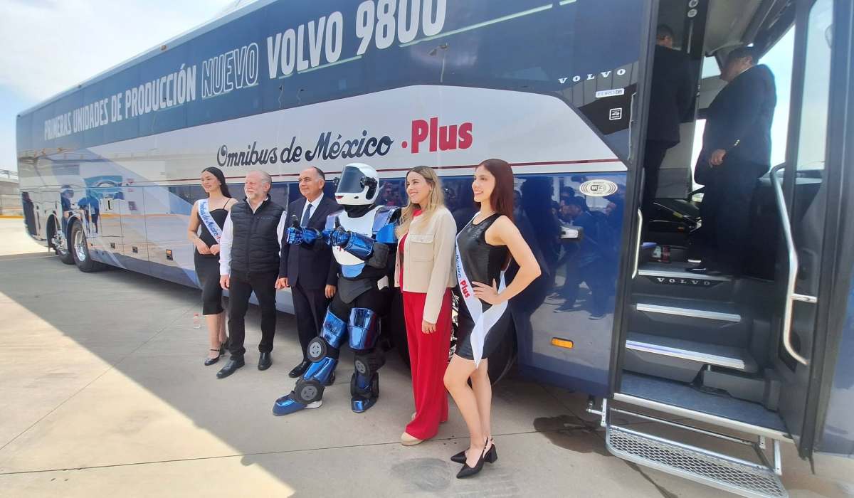 Rafael Kisel, Benjamín Galván y Virginia Olalde posando junto al nuevo autobús Volvo 9800 de Ómnibus de México y un bot caracterizado en la planta de Tultitlán.