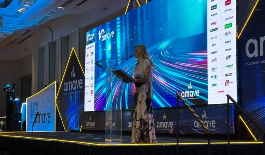 Liliana Anaya Tapia durante su discurso inaugural en el 10° Foro AMAVe para celebrar una década de la asociación.