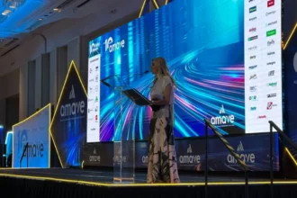 Liliana Anaya Tapia durante su discurso inaugural en el 10° Foro AMAVe para celebrar una década de la asociación.