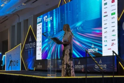 Liliana Anaya Tapia durante su discurso inaugural en el 10° Foro AMAVe para celebrar una década de la asociación.