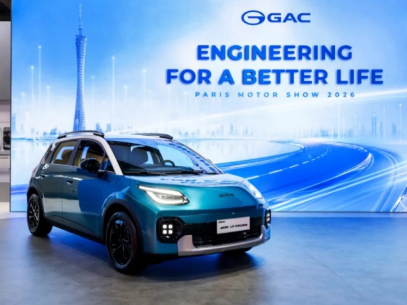 Crossover eléctrico GAC AION UT Cross de color azul turquesa en exhibición durante el Salón del Automóvil de París 2026.