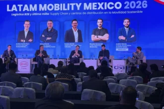Panel de logística B2B y última milla en LATAM Mobility México 2026, con Andrés Cortés Parra, Manuel Genel, Renato del Val, Ricardo Romanelli y Andrés García Factor automotor