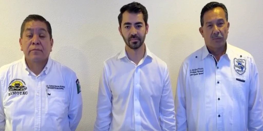 (De izq. a der.)  Carlos García, presidente de HAMOTAC; Augusto Ramos, presidente de la CANACAR, y Lauro Rincón, dirigente nacional de la Fematrac. 
