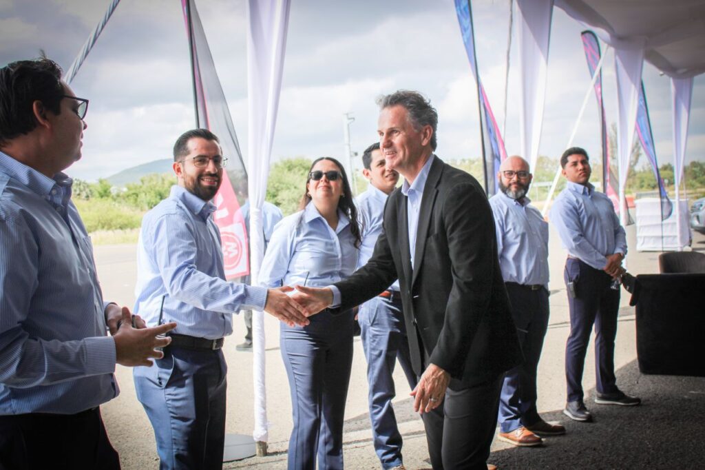 Juan Leonardo Fiorentini dialoga con los colaboradores de PACCAR México durante el Ride& Drive en Querétaro.