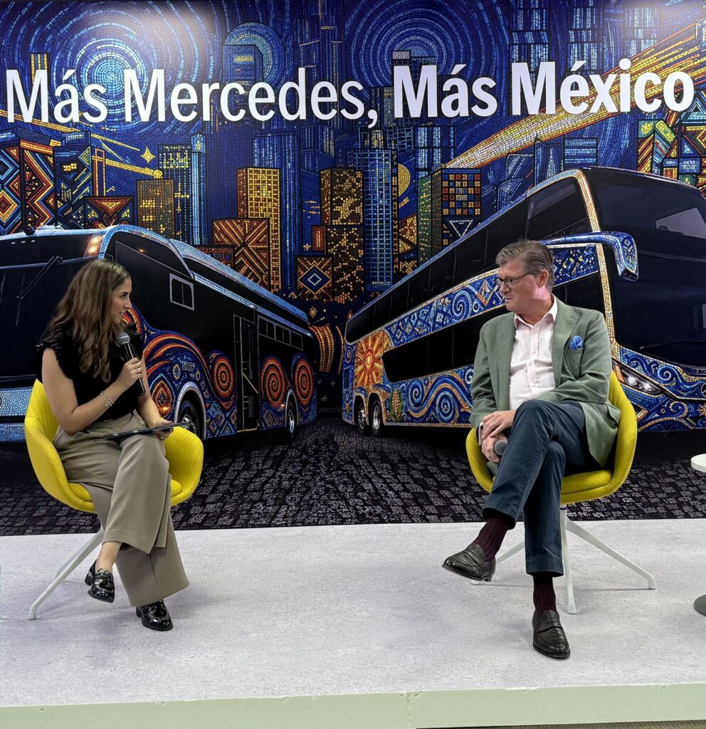 Till Oberwörder, CEO de Daimler Buses, dialogó con los colaboradores de la marca.