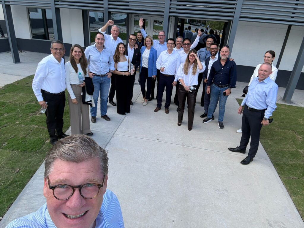 Till Oberwörder, CEO de Daimler Buses, dialogó con los colaboradores de la marca.