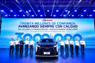 De enero a septiembre de 2026, GAC exportó 197 mil 701 unidades; para 2030 pretende alcanzar el millón de vehículos comercializados al año y construir una red de 2 mil puntos de venta fuera de China