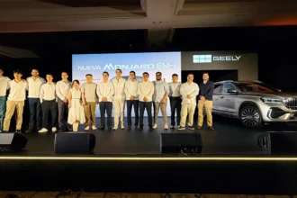 Directivos y representantes de Geely México durante la presentación de Monjaro EM-i en Acapulco. Entre los participantes del evento estuvieron Bryan Wu, director general de Geely México; Ricardo Arvizu, director de Producto; Ricardo González Blancas, director de Mercadotecnia y Comunicación; y Francisco Esquivel, responsable de Relaciones Públicas y Responsabilidad Social, además de representantes de la red de concesionarios