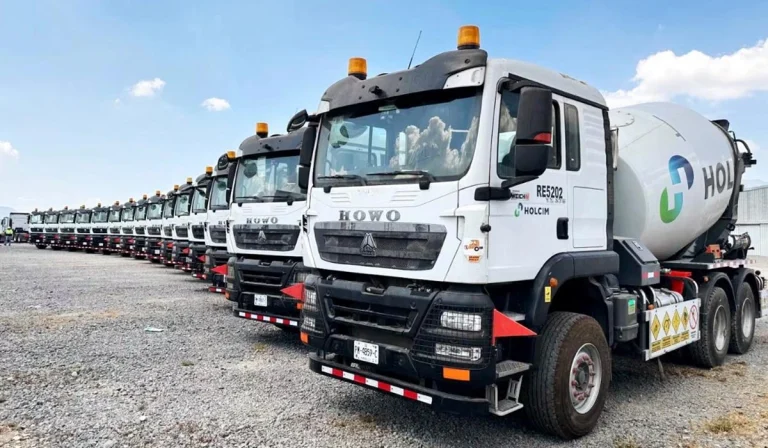 Holcim México invierte 53 mdp en 27 unidades HOWO en Monterrey; reducirá 18.5% CO₂ anual