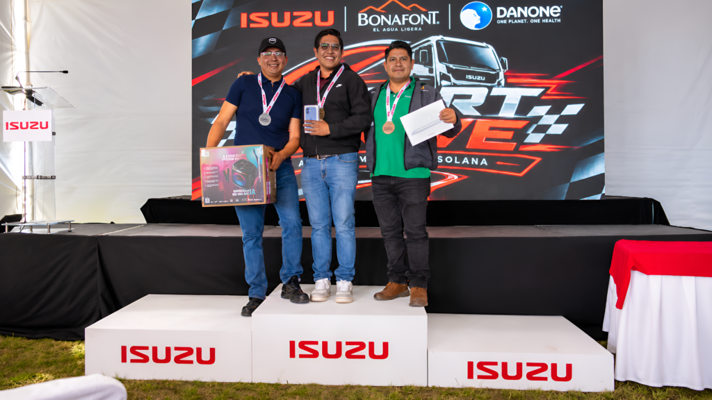 Tras la conclusión  de la capacitación Smart Driving, Isuzu reconoció a los tres mejores operadores. 