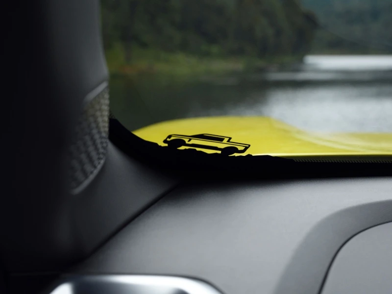 Detalle del easter egg en la esquina del parabrisas con la silueta ilustrada de una pickup en la Nissan Frontier PRO PHEV.