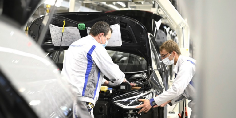 Trabajadores de Volkswagen anuncian paro de labores escalonados; Votarán nuevo acuerdo salarial