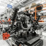 Ensamble de tren motriz, suspensión y componentes de motor en una línea de producción automotriz para el mercado de repuestos.
