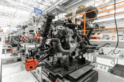 Ensamble de tren motriz, suspensión y componentes de motor en una línea de producción automotriz para el mercado de repuestos.