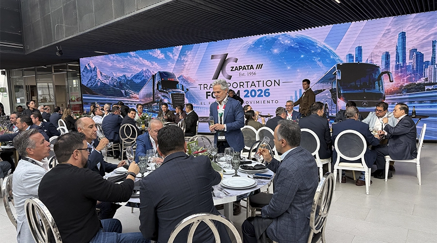 Arturo Zapata, presidente ejecutivo de Grupo Zapata, durante su intervención en el Zapata Transportation Forum 2026 ante empresarios del autotransporte.
