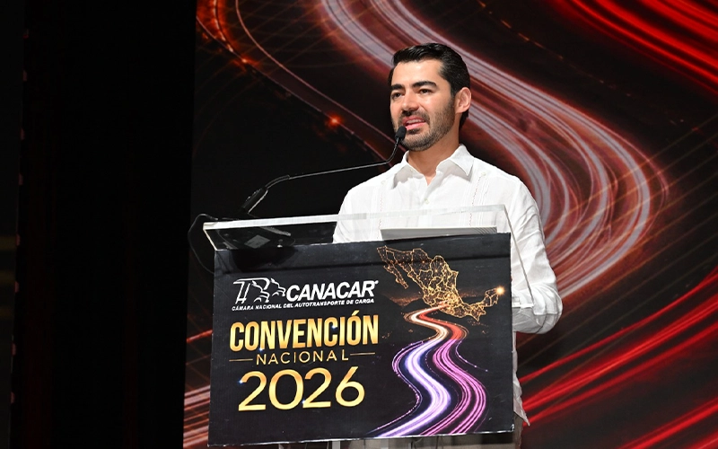 Augusto Ramos Melo, presidente de CANACAR, interviene en la ceremonia de los Premios IRU 2026 durante la Convención Nacional en Cancún.