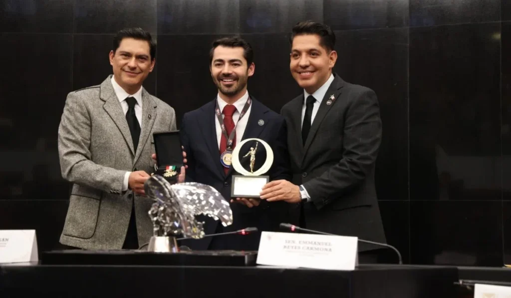 Augusto Ramos Melo, presidente de CANACAR, sostiene su galardón junto al senador Emmanuel Reyes Carmona y Juan Barragán en el Senado de la República.