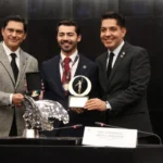 Augusto Ramos Melo, presidente de CANACAR, sostiene su galardón junto al senador Emmanuel Reyes Carmona y Juan Barragán en el Senado de la República.