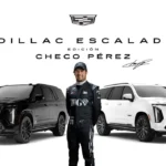 El piloto Sergio Checo Pérez junto a las dos unidades en color negro y blanco de la Cadillac Escalade-V Edición Checo Pérez.