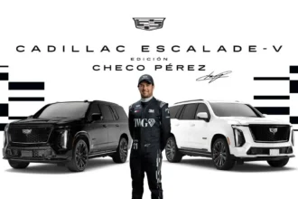 El piloto Sergio Checo Pérez junto a las dos unidades en color negro y blanco de la Cadillac Escalade-V Edición Checo Pérez.
