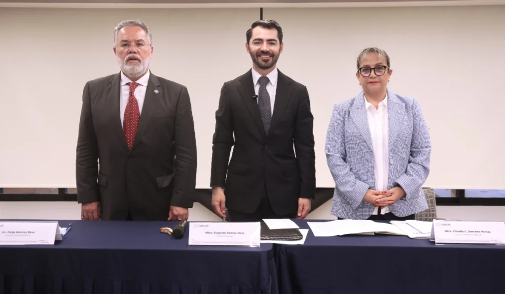 Lic. Jorge Monroy Reus, Mtro. Augusto Ramos Melo y Mtra. Claudia C. Sánchez Porras directivos de CANACAR en rueda de prensa sobre el estímulo fiscal al autotransporte de carga en México.