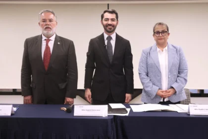 Lic. Jorge Monroy Reus, Mtro. Augusto Ramos Melo y Mtra. Claudia C. Sánchez Porras directivos de CANACAR en rueda de prensa sobre el estímulo fiscal al autotransporte de carga en México.