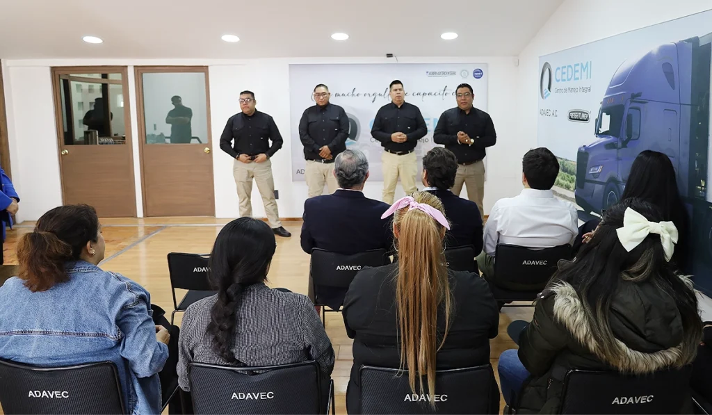 Cuatro capacitadores de CEDEMI frente a las asistentes durante la presentación de la tercera generación del programa Mujeres al Volante.