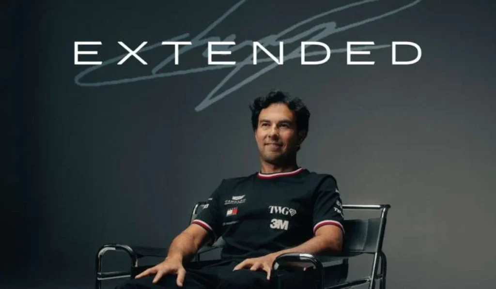Sergio Checo Pérez sentado en una silla posando con playera de Cadillac F1 Team frente al gráfico oficial de anuncio de contrato extendido.