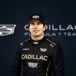 Sergio “Checo” Pérez vistiendo el uniforme y gorra del Cadillac Formula 1 Team previo al Gran Premio de México.