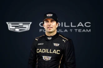 Sergio “Checo” Pérez vistiendo el uniforme y gorra del Cadillac Formula 1 Team previo al Gran Premio de México.