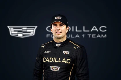 Sergio “Checo” Pérez vistiendo el uniforme y gorra del Cadillac Formula 1 Team previo al Gran Premio de México.