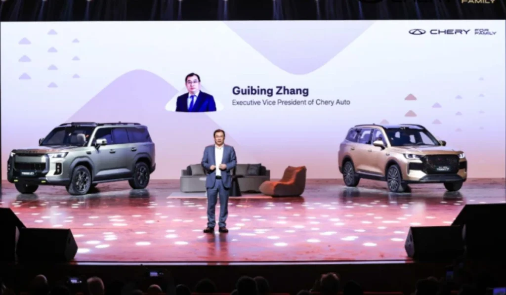 Guibing Zhang, vicepresidente ejecutivo de Chery Auto, en el escenario junto a los nuevos TIGGO X7 y TIGGO 7 durante la Noche de Marca 2026.