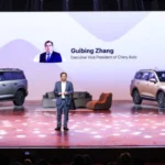 Guibing Zhang, vicepresidente ejecutivo de Chery Auto, en el escenario junto a los nuevos TIGGO X7 y TIGGO 7 durante la Noche de Marca 2026.