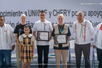Representantes de Chirey Motor México y UNICEF junto a autoridades y estudiantes durante la presentación de su alianza educativa.