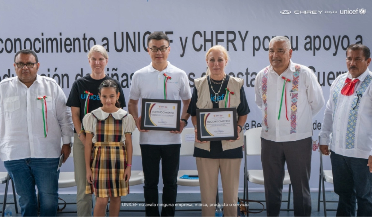 Representantes de Chirey Motor México y UNICEF junto a autoridades y estudiantes durante la presentación de su alianza educativa.