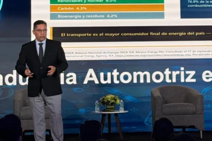 Jorge Machuca, director de Engine Business Hispanic America de Cummins, durante su ponencia en el CIIAM 2026 sobre la descarbonización del autotransporte.