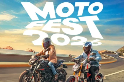 Cartel promocional del Coppel Moto Fest 2026 con dos motociclistas rodando por una carretera costera.
