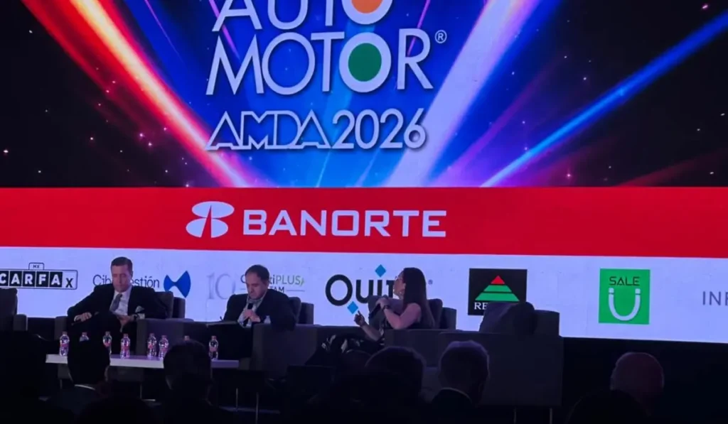 Especialistas participando en un panel sobre rentabilidad, tecnología e inteligencia artificial durante el Foro Automotor AMDA 2026.