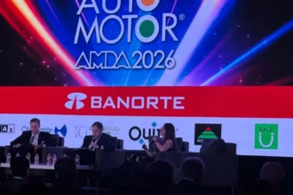 Especialistas participando en un panel sobre rentabilidad, tecnología e inteligencia artificial durante el Foro Automotor AMDA 2026.