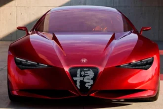 Vista frontal del prototipo deportivo Alfa Romeo CuoreRosso en acabado Liquid Ink Red, mostrando el escudo iluminado y la parrilla Scudetto.