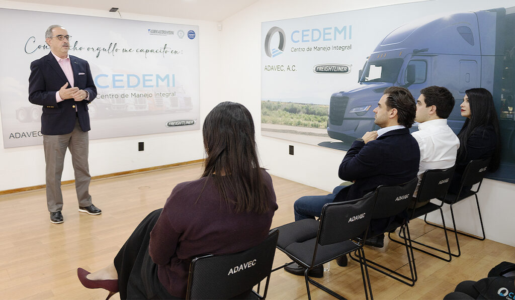 Fernando Lascurain Salazar, director general de ADAVEC, durante el inicio de la tercera generación de Mujeres al Volante en CEDEMI.