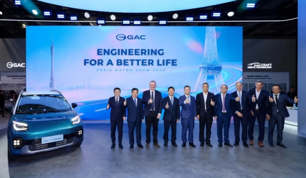 Ejecutivos de GAC Group posando junto al nuevo AION UT Cross durante su presentación mundial en el Salón del Automóvil de París 2026.