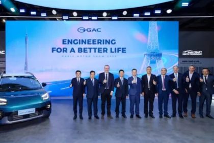 Ejecutivos de GAC Group posando junto al nuevo AION UT Cross durante su presentación mundial en el Salón del Automóvil de París 2026.